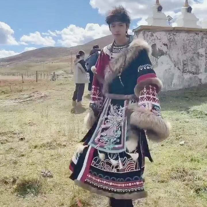 Classic Embroidered Tibetan Ro - Photography Of A Man 评论和价格